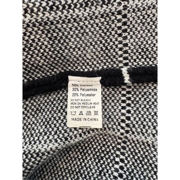 KIRUNDO Window Pane Turtleneck Sweater in Black and White – Size Medium - Picture 7 of 7